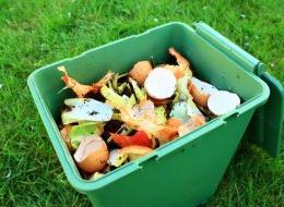Le bioseau permet d'acheminer les déchets de la cuisine jusqu'au composteur